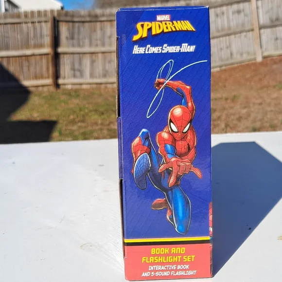 Marvel Here Comes Spider-Man Interactive Book And 5 Sounds Flashlight Set - Picture 3 of 3